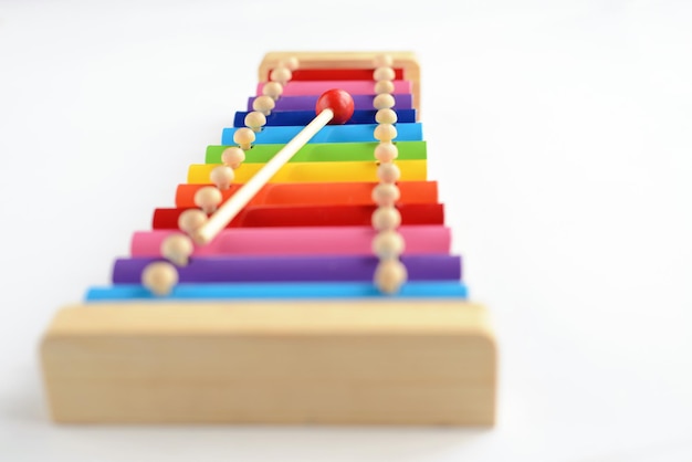 Xylophone bébé coloré avec stick isolé sur fond blanc