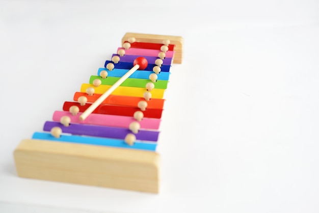 Xylophone bébé coloré avec stick isolé sur fond blanc