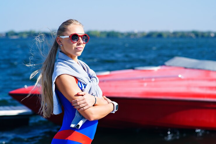 Photo yacht d'amarrage de fille de forme physique