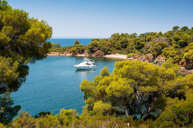 Yacht amarré dans une magnifique baie par une journée ensoleillée