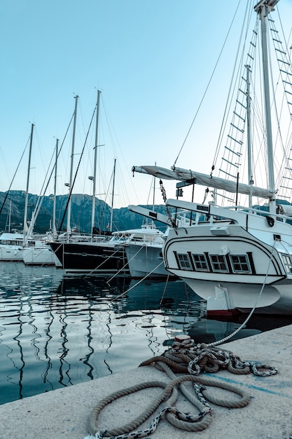 Photo un yacht ancré