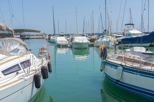 Yacht, bateaux de luxe amarrés à Marbella, Espagne ville été