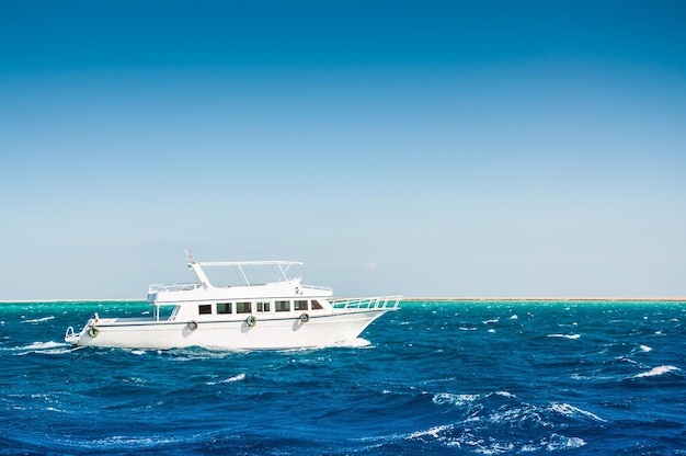 Yacht blanc dans la mer. Beau paysage marin d'été