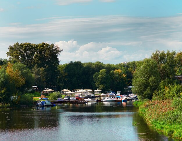 Yacht club dramatique sur fond de rivière