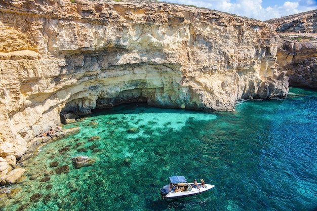 Yacht à Comino Blue Lagoon, baie aux eaux turquoises à Comino, Malte. Deux jeunes femmes se détendent