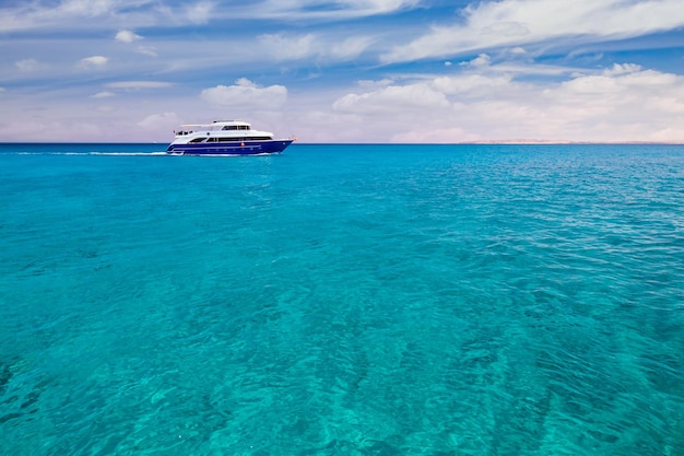 Yacht de croisière de luxe dans l'eau claire près d'un récif de corail Mer Rouge Egypte