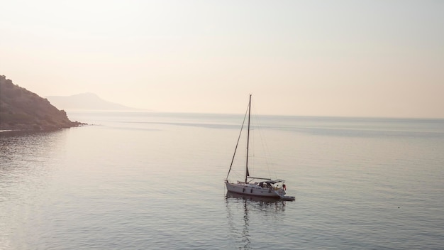 Yacht dans la baie d'Aspat