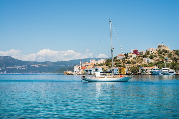 Yacht dans la baie de l'île de Kastelorizo, Dodécanèse, Grèce