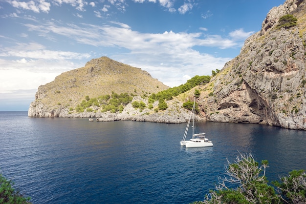 Yacht dans la magnifique baie de mer pure - Le lever du soleil paisible