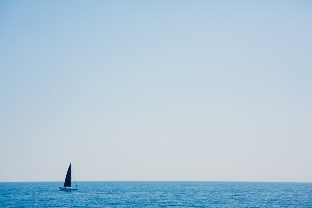 Yacht dans la mer Adriatique au Monténégro