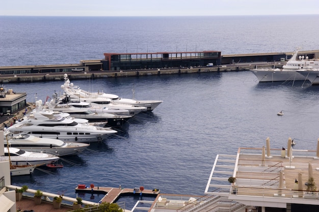 Yacht dans le port de Monaco
