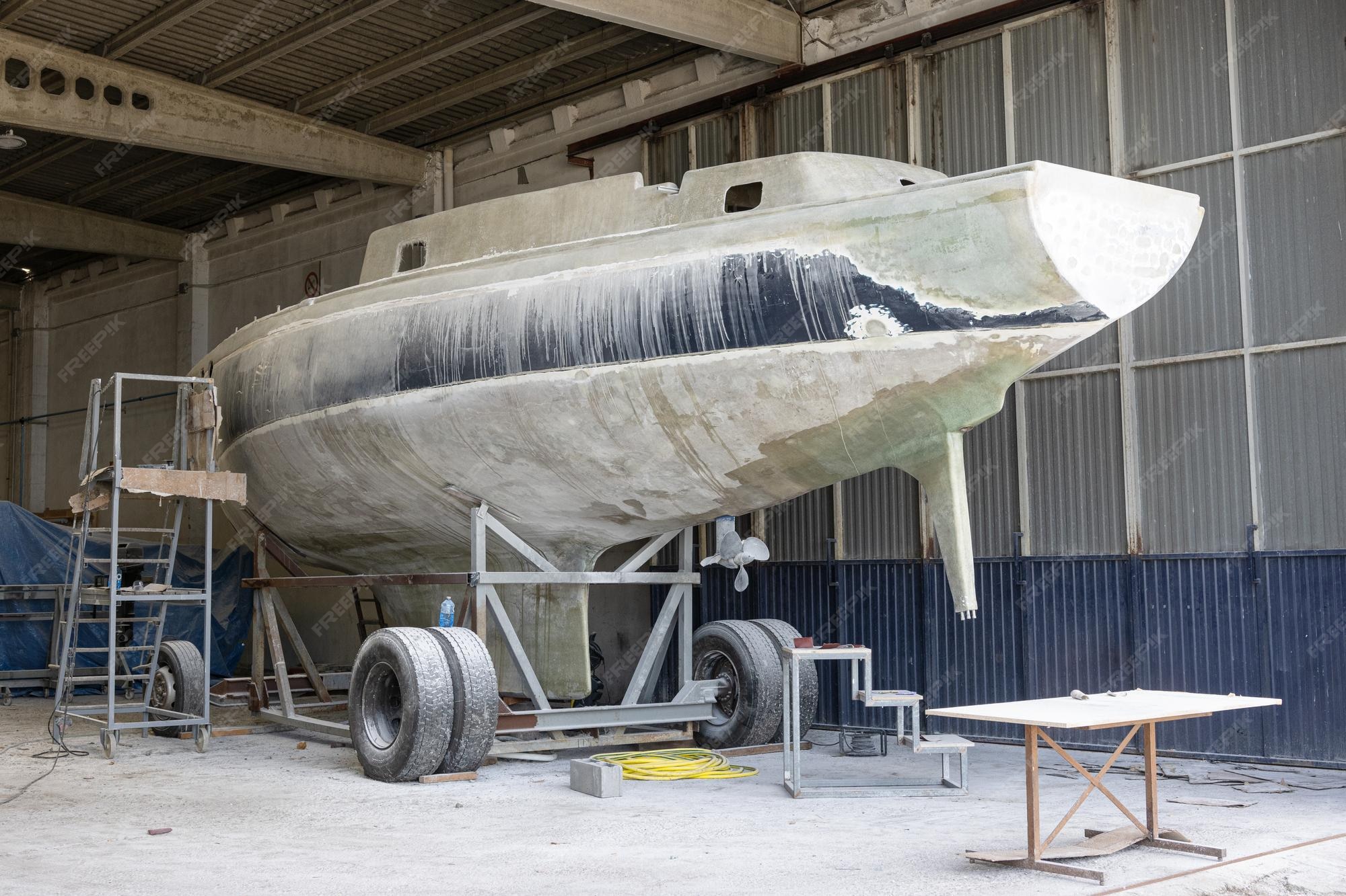 Yacht En Fibre De Verre En Réparation Dans Un Chantier Naval Restauration De Bateaux Photo Premium