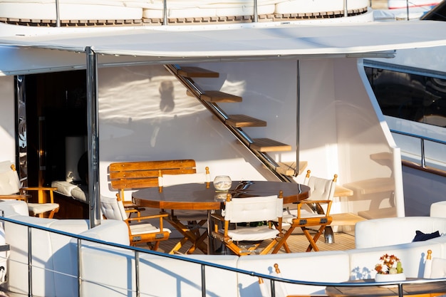 Yacht de luxe Design en bois confortable et coûteux pour le tourisme de loisirs de vacances ou le concept de voyage et de richesse