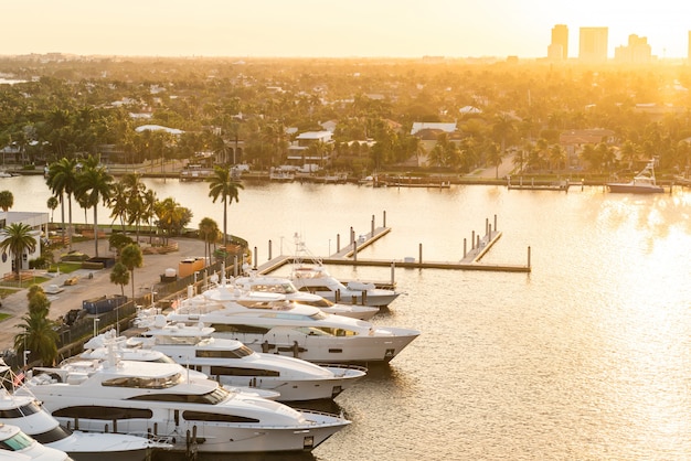 Yacht de luxe garé sur un canal avec le soleil se couchant à Fort Lauderdale. Port de Fort Lauderdale avec coucher de soleil sur la marina