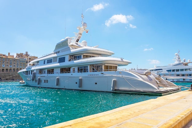 Yacht de luxe à la marina de la baie