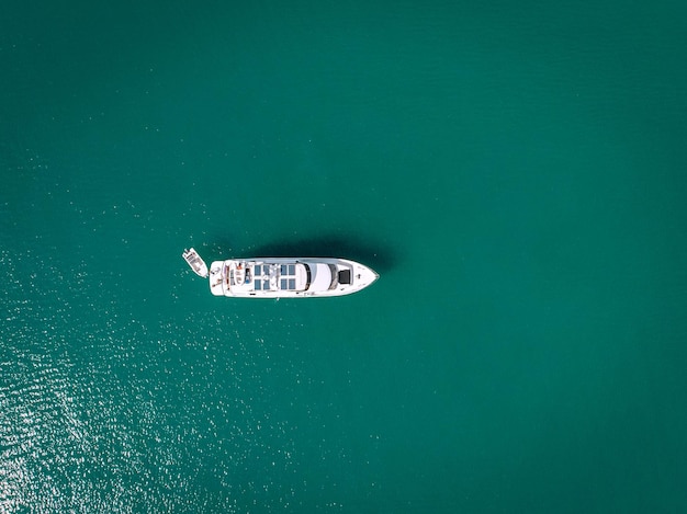 Yacht de luxe en mer. Vue de dessus.Phuket. Thaïlande.