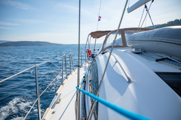Yacht de luxe à voile dans la mer aux beaux jours en Croatie