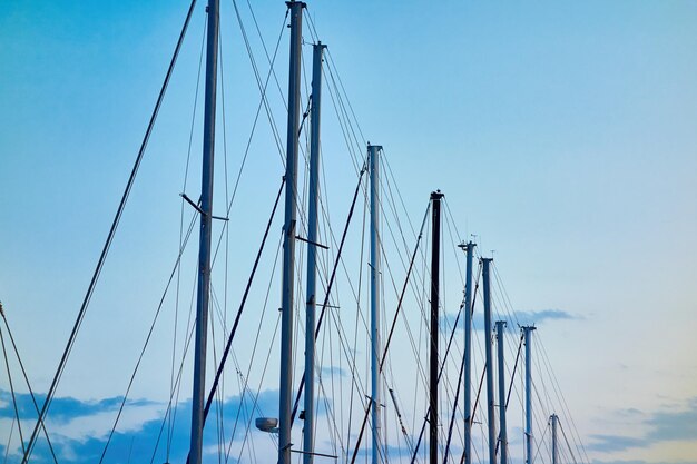 Yacht mâts contre le ciel du soir