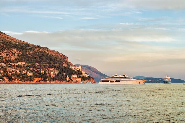 Yacht en mer Adriatique sur la côte de Dubrovnik, Croatie