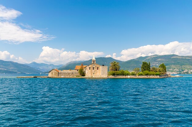 Un yacht de mer passe devant l'île Notre-Dame de la Miséricorde