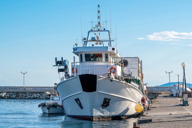 Un yacht moderne amarré dans le port de la mer Égée près d'une jetée, Neos Marmaras, Grèce