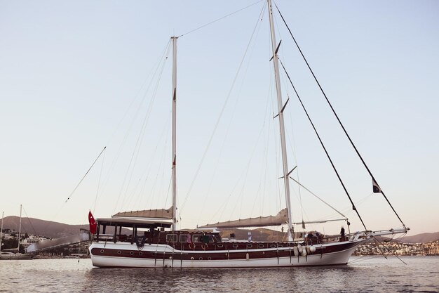 Yacht à moteur en mer