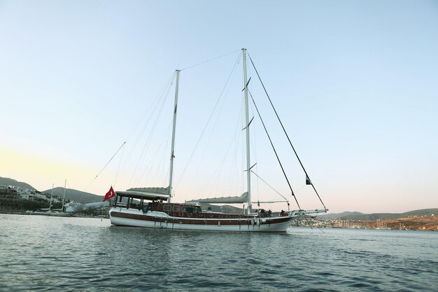 Yacht à moteur en mer