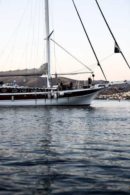 Yacht à moteur en mer