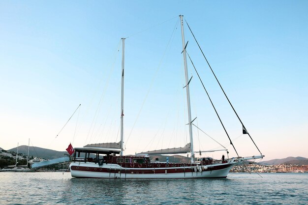 Yacht à moteur en mer