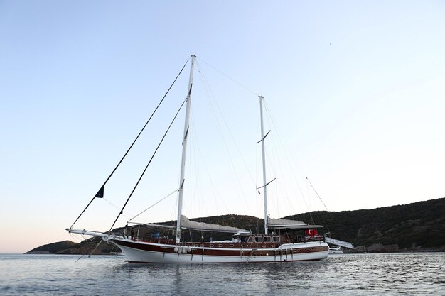 Yacht à moteur en mer