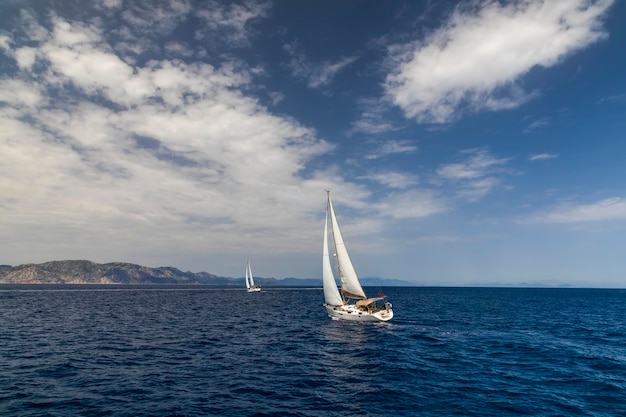 Yacht naviguant au coucher du soleil pendant une tempête Vacances de luxe en mer