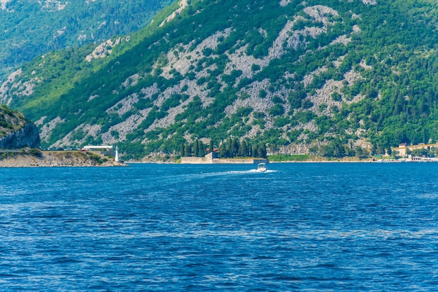 Le yacht navigue près de l'île pittoresque de Saint-Georges dans la baie de Kotor.