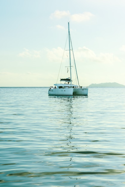 Yacht de plaisance dans l'océan Indien. Beau lever de soleil pastel