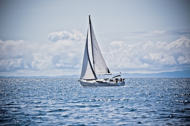 Photo yacht de plaisance à la mer adriatique. tir ensoleillé filtré