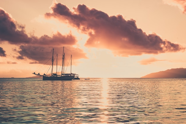 Yacht de plaisance à l'océan Indien. Beau coucher de soleil