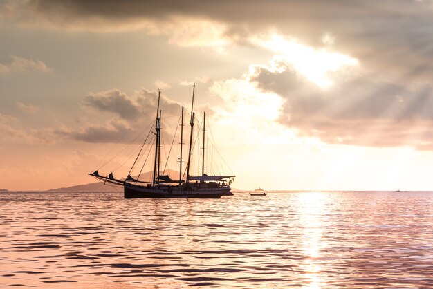 Yacht de plaisance à l'océan Indien. Beau coucher de soleil