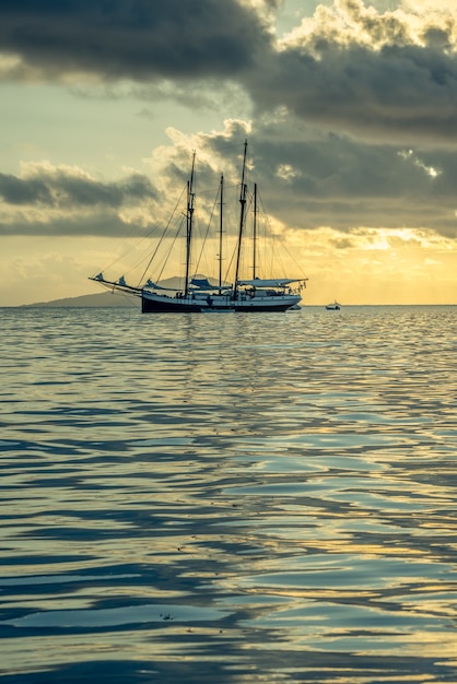 Yacht de plaisance à l'océan Indien. Beau coucher de soleil