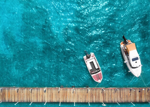 Yacht De Plaisance Touristique Et Bateau à Moteur Sur La Mer Près De La Jetée.