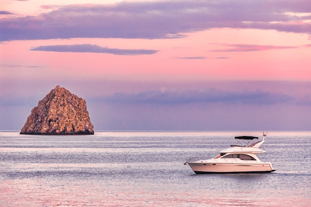 Yacht séjour en mer au coucher du soleil