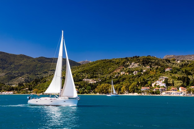 Yacht solitaire naviguant sur une mer silencieuse Turquie