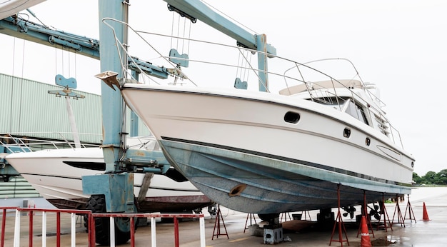 Yacht transporté en chantier naval.