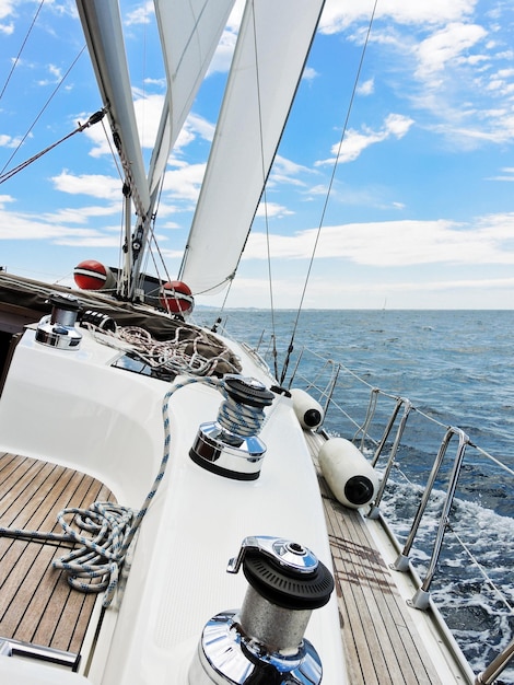 Le yacht vire de bord en mer Adriatique