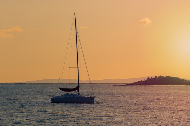 Yacht à voile au coucher du soleil