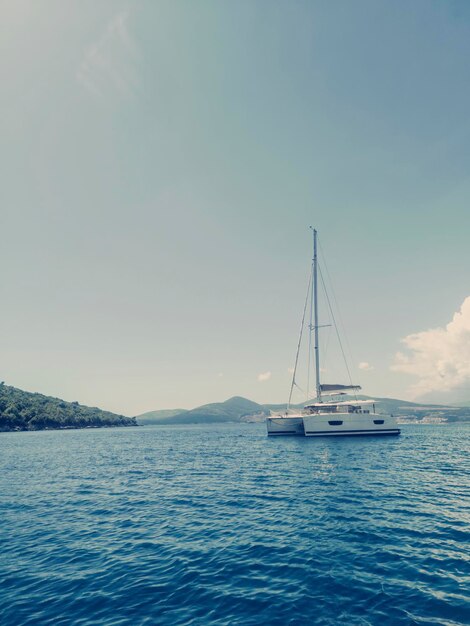 Yacht à voile Catamaran dans la mer tropicale, Yachting, Voile de luxe