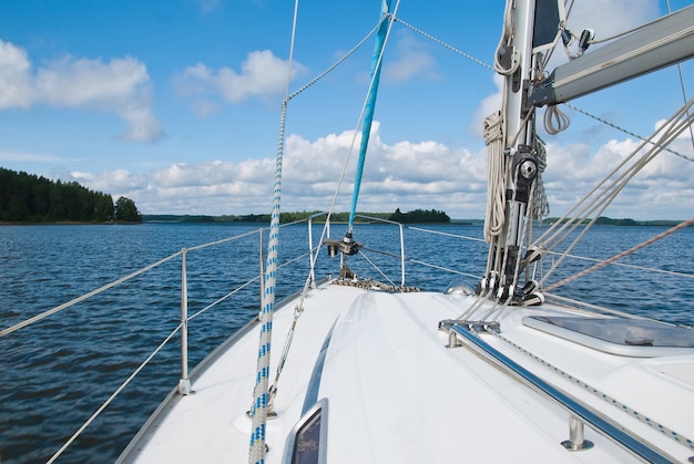 Yacht à voile dans le golfe de Finlande