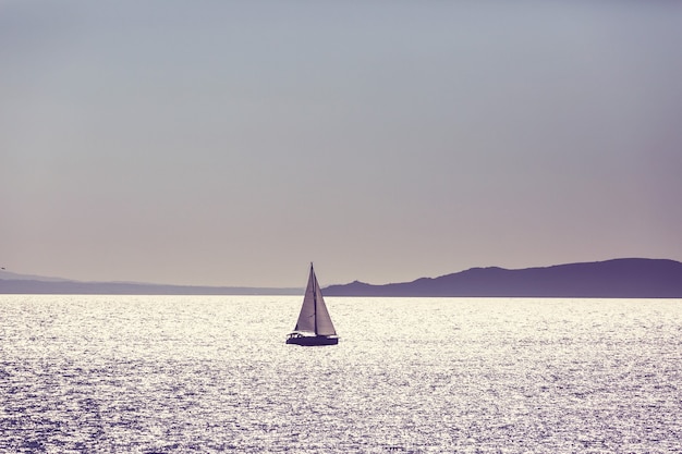 Yacht à voile sur la grande rivière