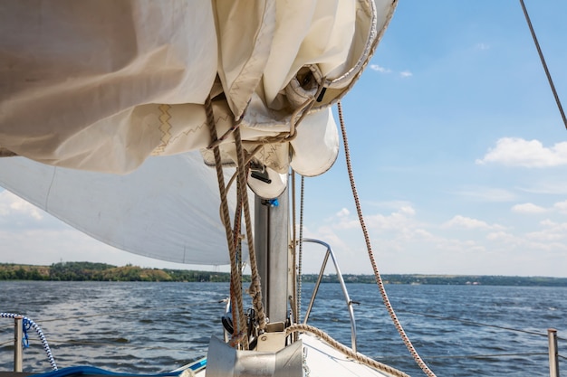 Yacht à voile sur la grande rivière