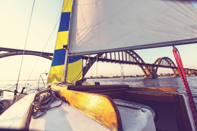 Yacht à voile sur la grande rivière