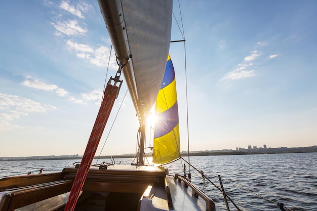 Yacht à voile sur la grande rivière