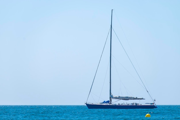 Yacht à voile en mer Méditerranée